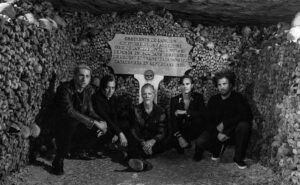 Queens Of The Stone Age anuncia exibição global do filme Alive In The Catacombs