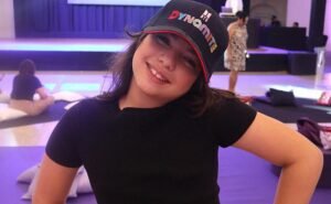 Sophia Eldo participa de encontro com fãs e celebra momento histórico do BTS