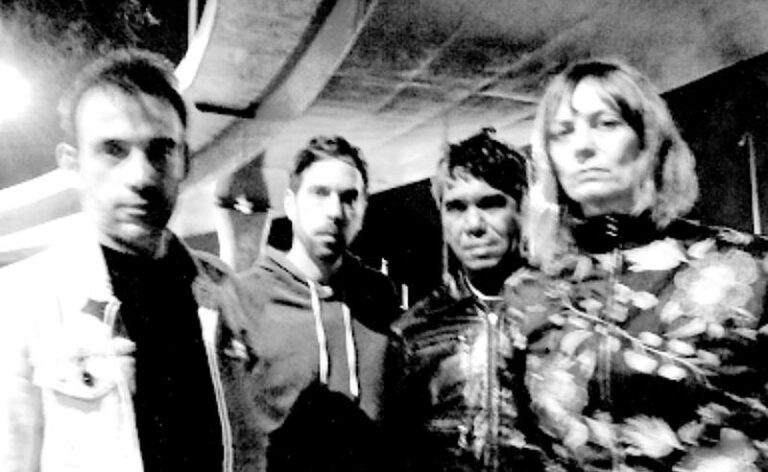 No próximo sábado (28/6) o Firefriend apresenta pela primeira vez em São Paulo o show que levará para a turnê que realizará em setembro pela Inglaterra