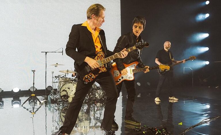 Franz Ferdinand compartilhou hoje um novo single com versões inéditas de duas faixas de seu aclamado álbum, “The Human Fear”