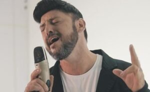 Juliano Roque: O Cantor que conquistou a atenção do Roupa Nova com sua versão atraente
