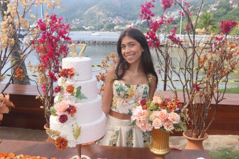 Helena Strada celebra seus 17 anos com amigos em Niterói