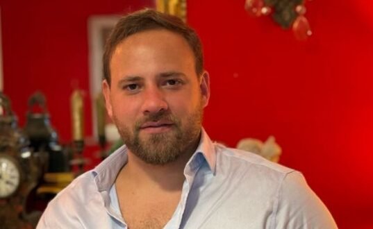 Alex Guida transformou a parede de sua sala usando vermelho Valentino