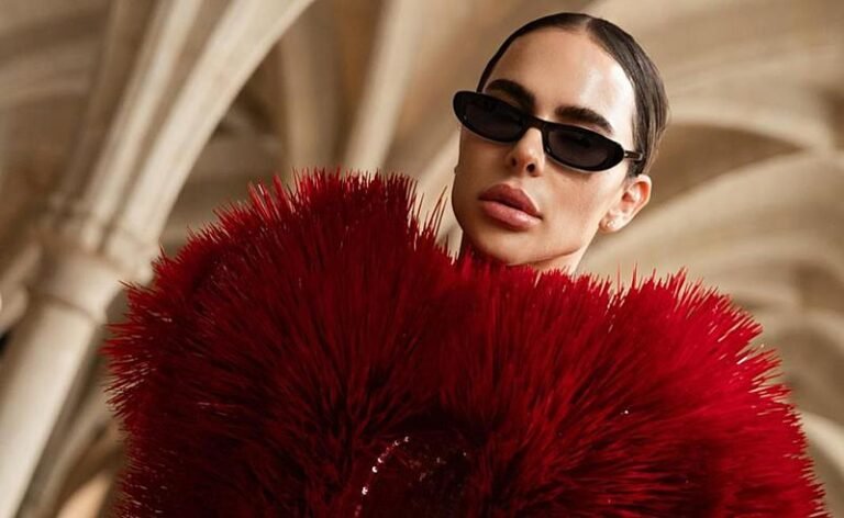 Juliana Herc prestigia a temporada de Alta-Costura em Paris vestida por Rahul Mishra