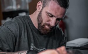 Tatuagem em 2025 retrata  realismo personalizado, técnicas híbridas e boom do turismo estético apontam as tendências para 2026
