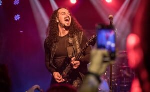 Sami Chohfi se apresenta em Santo André em uma noite dedicada ao legado do rock de Seattle