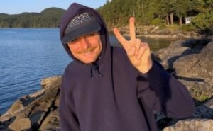 Mac DeMarco lança o novo single e videoclipe “Holy”