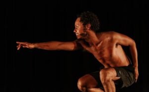 “Macacos”, aclamado espetáculo de Clayton Nascimento, chega ao Teatro Nova Iguaçu Petrobras