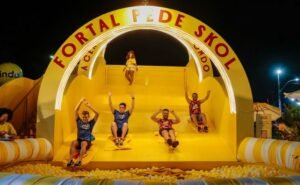 SKOL monta escorregador na entrada do Fortal e convida o público a começar a festa descendo redondo com a galera