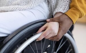 Violência contra mães e pessoas com deficiência: quando a sociedade escolhe não ver