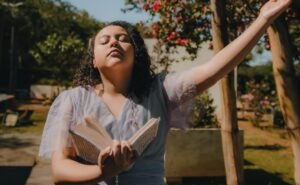 Ingrid Vitória lança o single e clipe “Vai Passar” com mensagem de fé e esperança