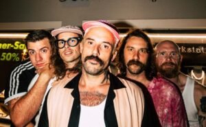 IDLES grava quatro faixas originais para o novo filme de Darren Aronofsky, Caught Stealing