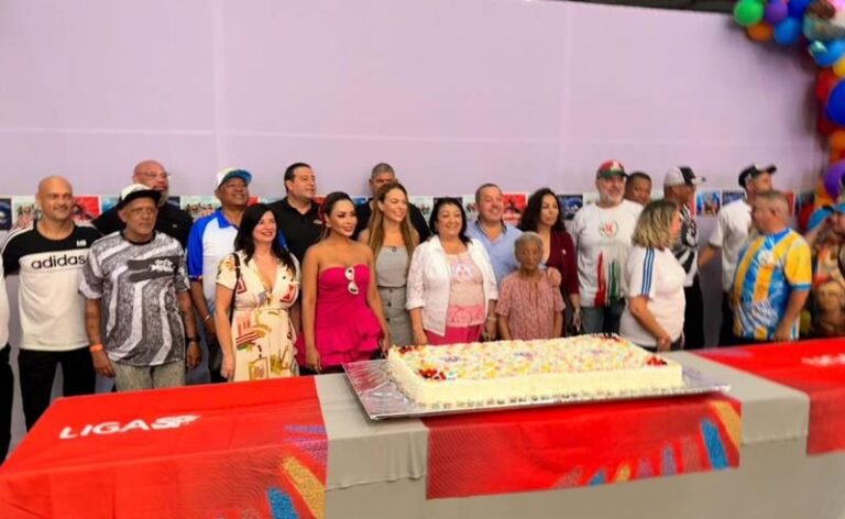 Regina Nunes participa de evento na Fábrica do Samba e ajuda a distribuir presentes para mais de 5 mil crianças