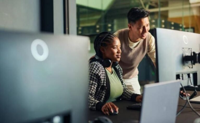 Gargalo de mão de obra em tecnologia: edtech com IA quer formar 10 mil brasileiros até 2027