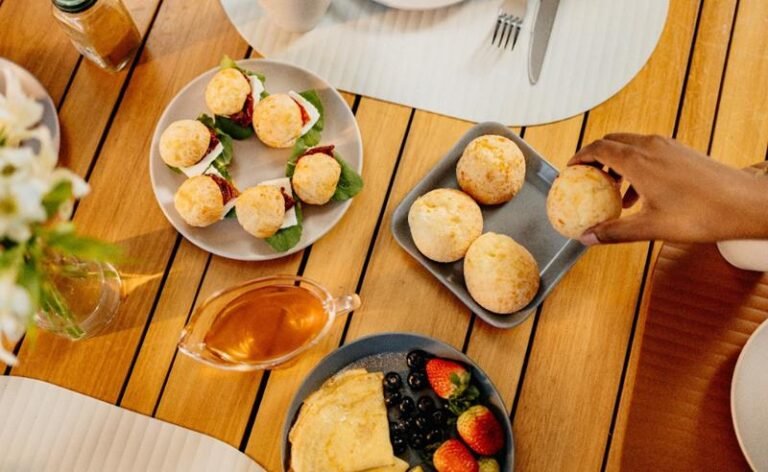 Para agradar todos os paladares: combinações com pão de queijo perfeitas para confraternizações