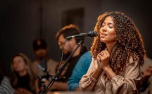 Gabriela Gomes lança o single e vídeo de “Bethânia”