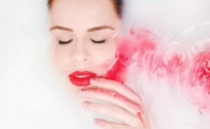 Mariana Volker apresenta o batom vermelho como extensão de sua arte