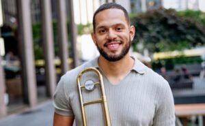 Conheça Felipe Brito, brasileiro que vem conquistando os palcos dos Estados Unidos transformando vidas com música e projeto social