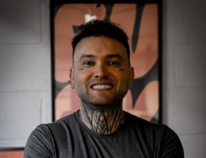 Tatuador brasileiro se destaca em mercados de alta exigência e consolida presença internacional 