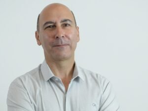 Franquias de materiais de construção crescem no Brasil enquanto varejo físico encolhe nos EUA