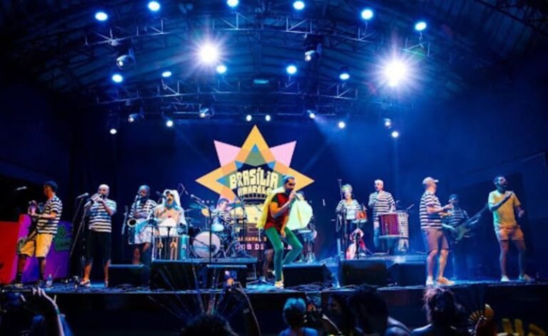 Bloco Brasília Amarela celebra 30 anos dos Mamonas Assassinas com versões em samba, samba-enredo, marchinha, frevo, baião, ijexá e funk em dois shows no Rio de Janeiro