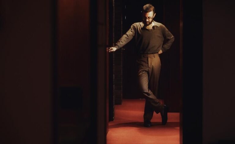 Cantor e compositor Hajaj compartilha a nova música “Both Sides of the Border”