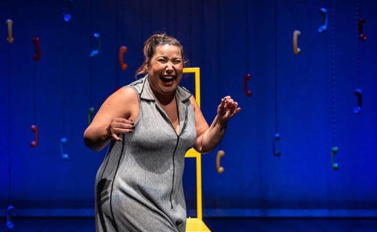 Mariana Xavier chega ao Teatro da Ilha com a aclamada comédia “Antes do Ano que Vem”