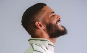 Brenno Casagrande lança “Açaí no Pote” e faz releitura de “Coração de Bola”, conectando passado e presente no projeto “Na Sala do Casa”