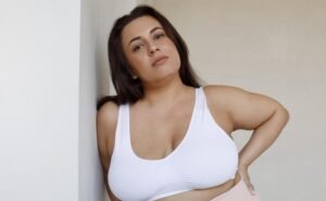 Quando mamas volumosas pesam: estética, conforto e saúde da coluna caminham juntas