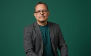 Gil de Sá leva debate sobre racismo e memória social ao Atelier Cultural em São Paulo