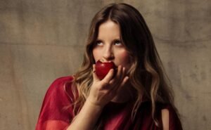 PARIS PALOMA rejeita a fantasia masculina e reivindica sua imagem em “Good Girl”