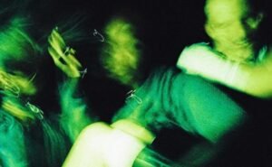 Arlo Parks lança novo single e vídeo, “Heaven”