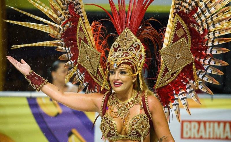 Sarah Estanislau é bicampeã com o GRES Consulado no Jubileu de Ouro e celebra título histórico sob emoção nos 50 anos da escola