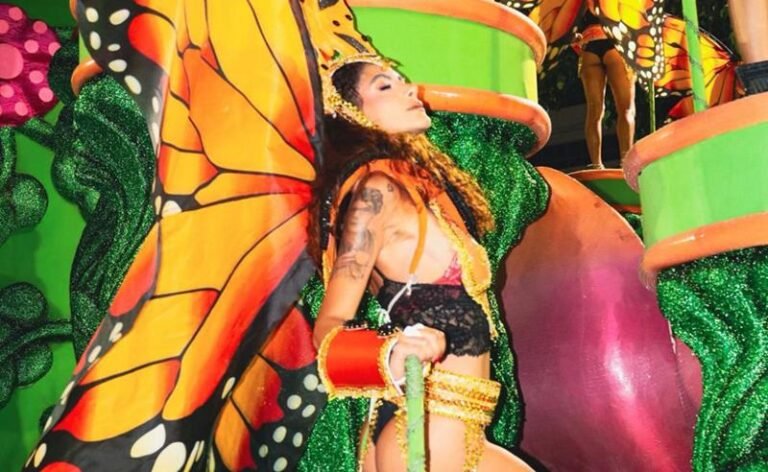 Cristtina Mendonça brilha pelo segundo ano consecutivo no carro abre-alas do Botafogo Samba Clube na Sapucaí