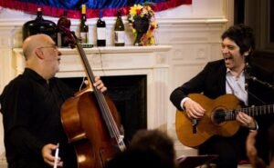 Fred Martins e Jaques Morelenbaum fazem tributo a João Gilberto no Dolores Club, na Lapa