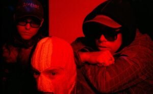 KNEECAP lança nova faixa, “Smugglers & Scholars”