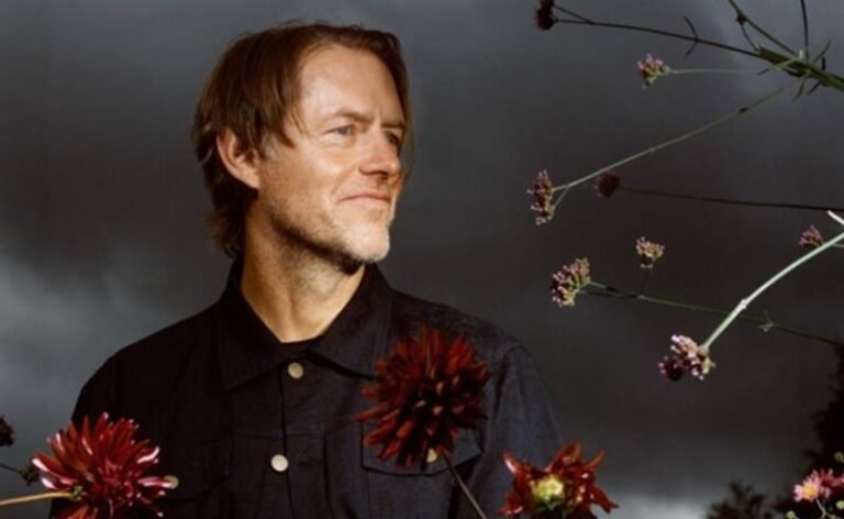 Ed O’Brien anuncia o álbum Blue Morpho, seu segundo trabalho solo, e apresenta a faixa-título “Blue Morpho”