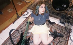 Com energia pop punk e humor ácido, Tuany apresenta “Deito e Choro”