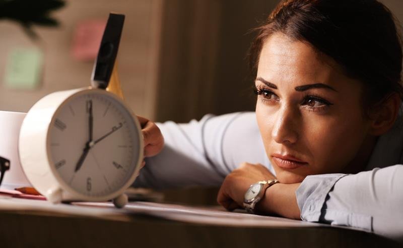 Procrastinação feminina tem raízes emocionais e começa muito antes da vida adulta